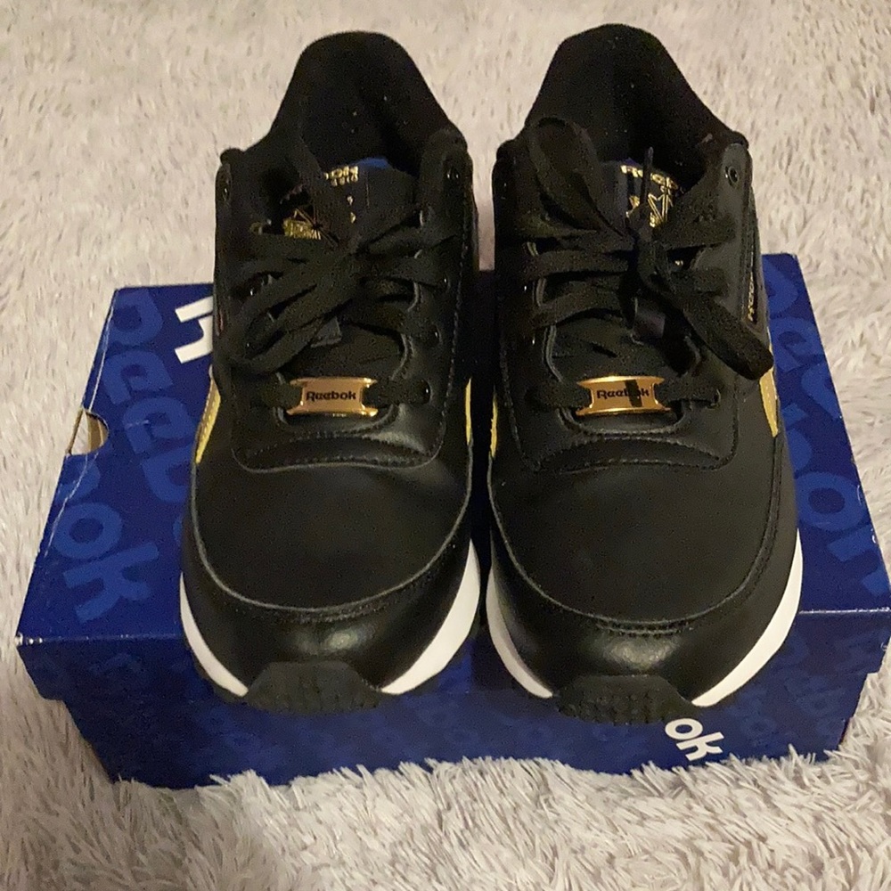 Black and white Reebok sneakers! Lightly used !